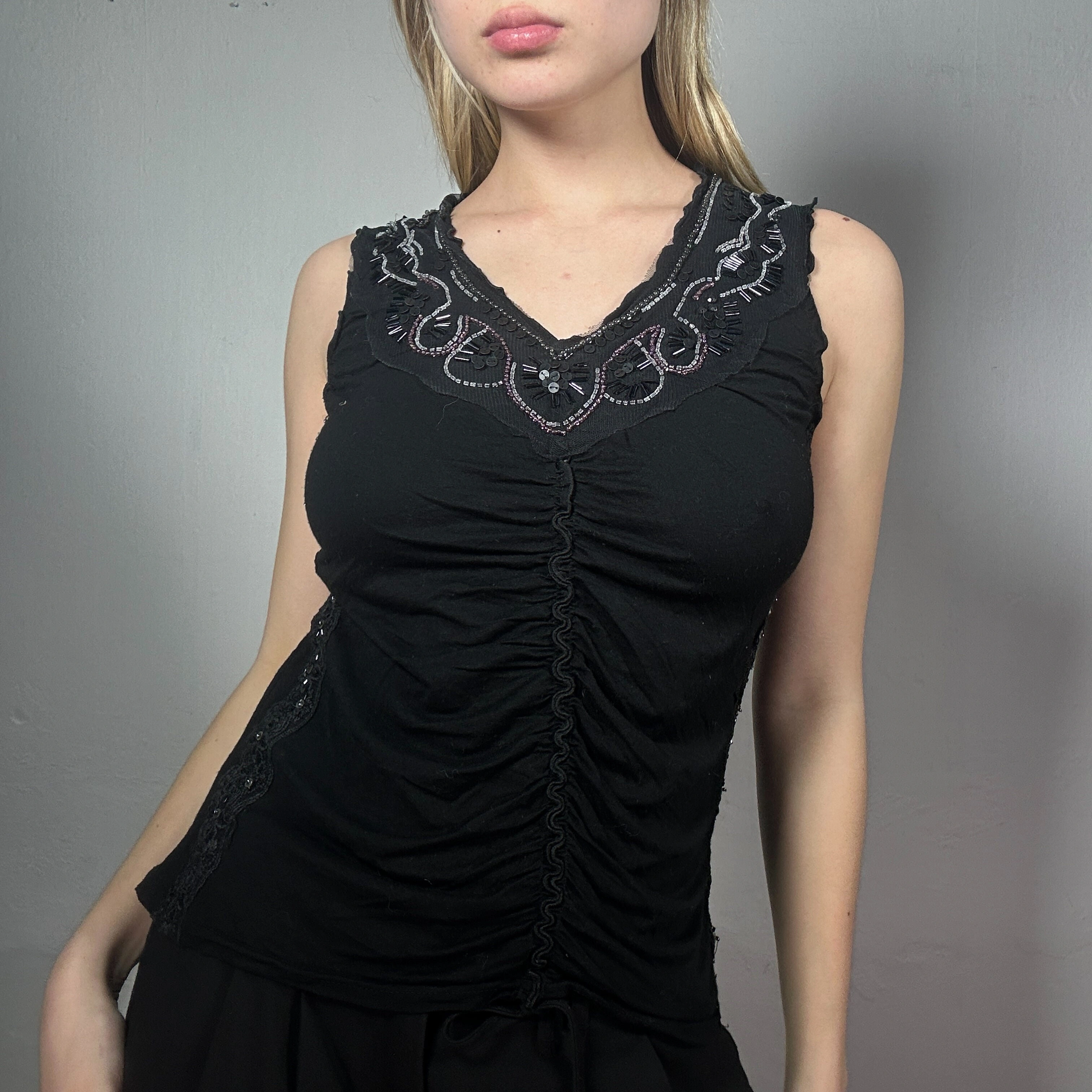 Top années 90 noir sans manches ruché brodé sexy Vintage Chic parfait pour une soirée ou un look branché