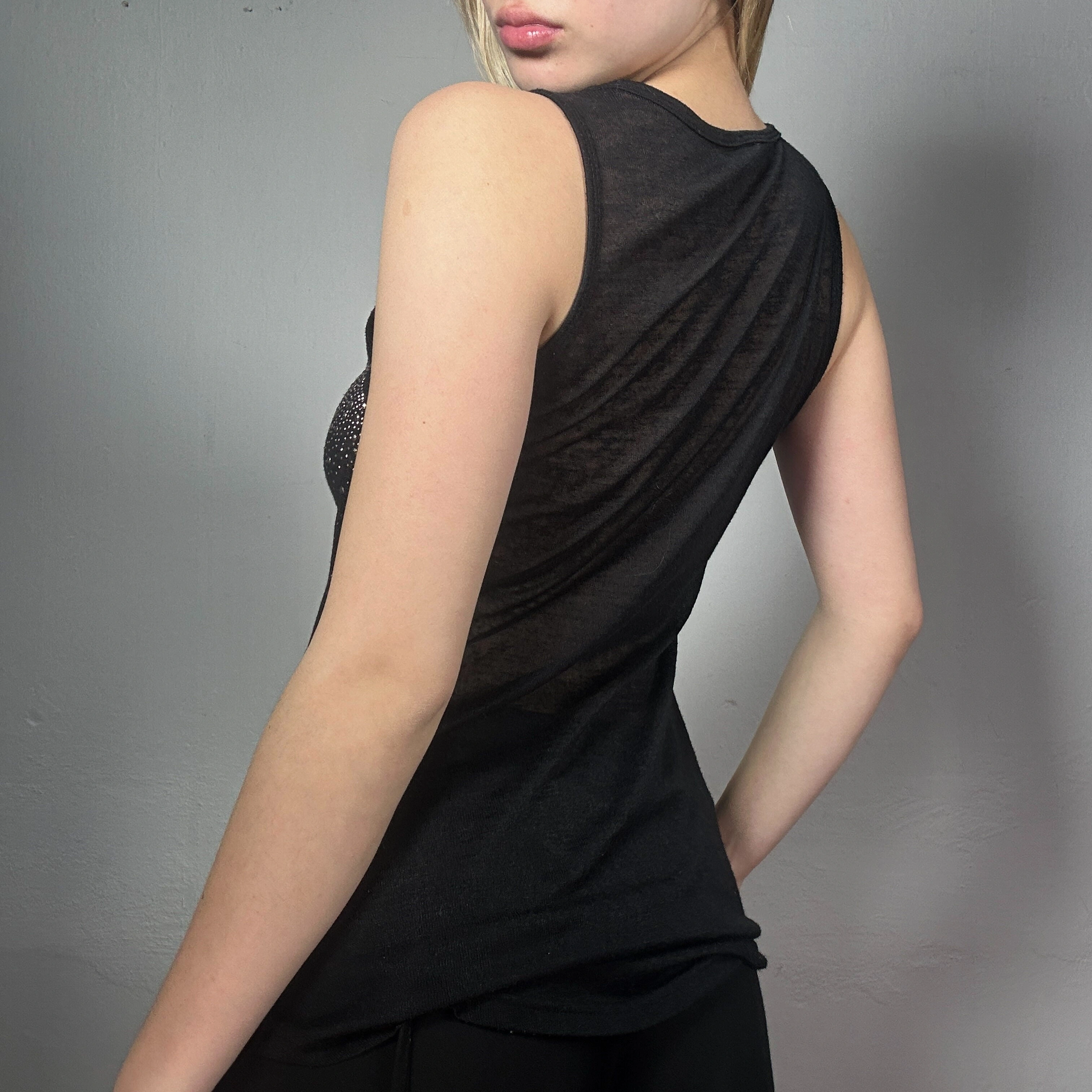 Tank top rétro noir des années 90, détail scintillant en strass, absolument irrésistible pour la mode!